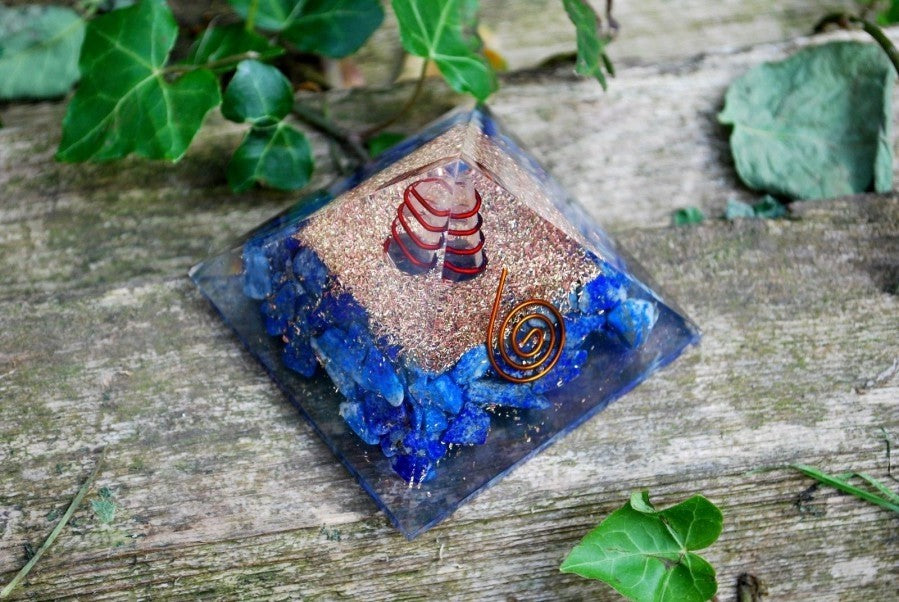 Pirâmide de Orgonite com Lápis-lazúli