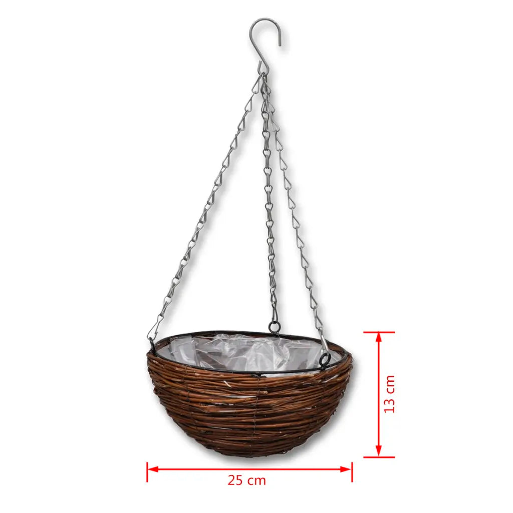 Cesta pequena de vime pendurada com corrente