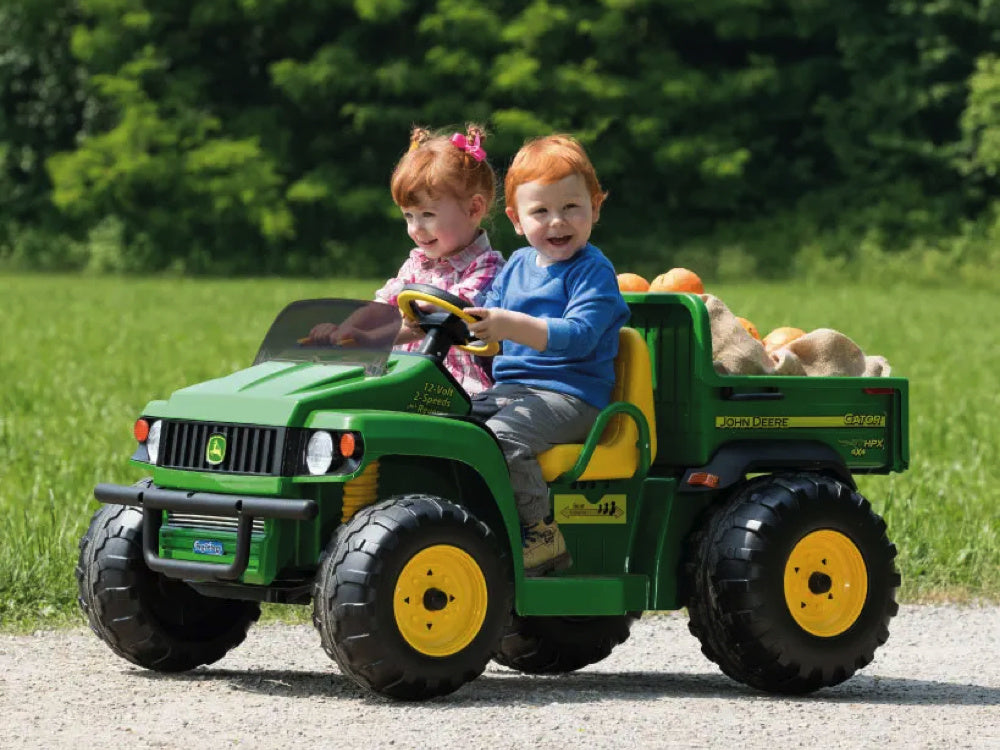 John Deere 12 volt elektrische kinder tractor met werkende graafarm en kantel bak duits engels frans vertaling