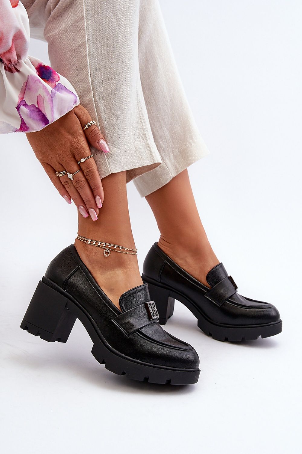 Heeled low shoes model 195403