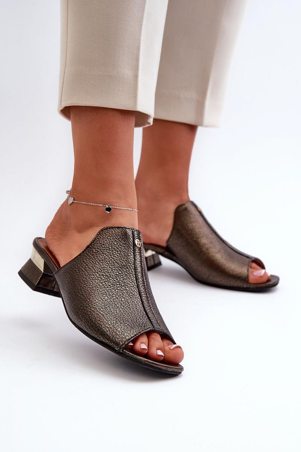 Flip-flops model 198143