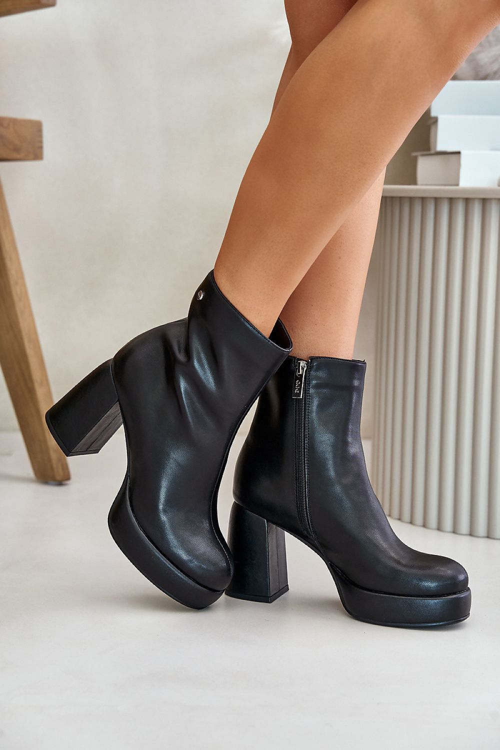 Heel boots model 201535