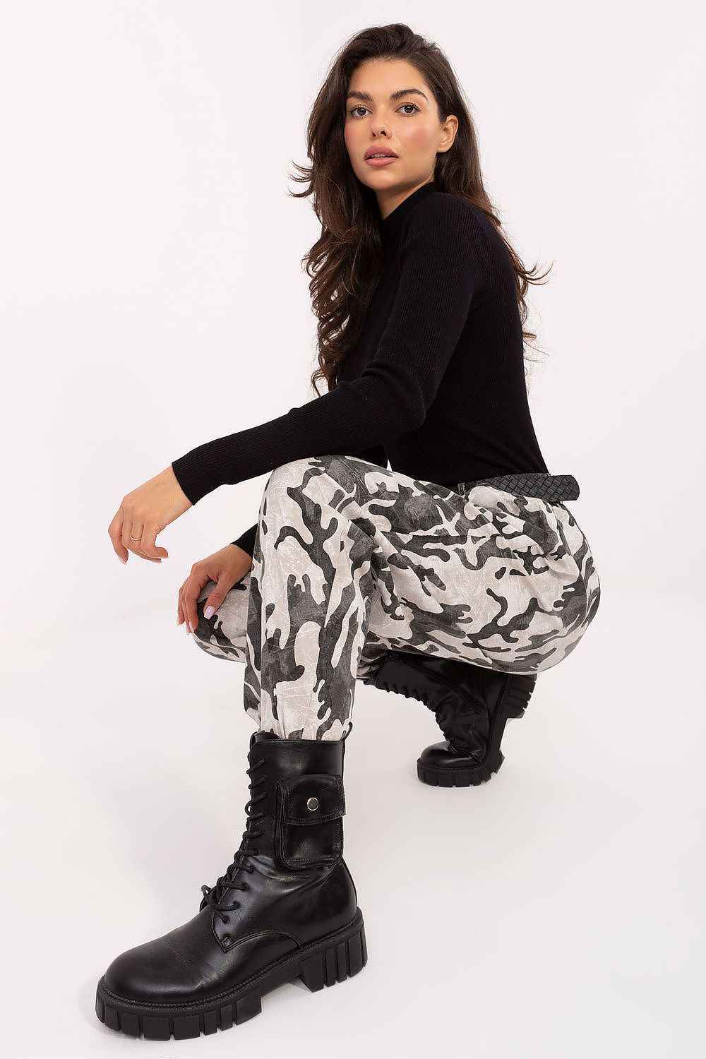 Women trousers model 218437