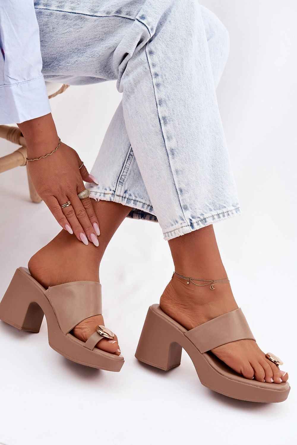 Heeled sandals model 225377