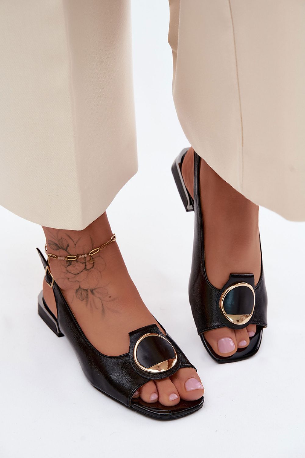 Sandals model 228113 Step in style