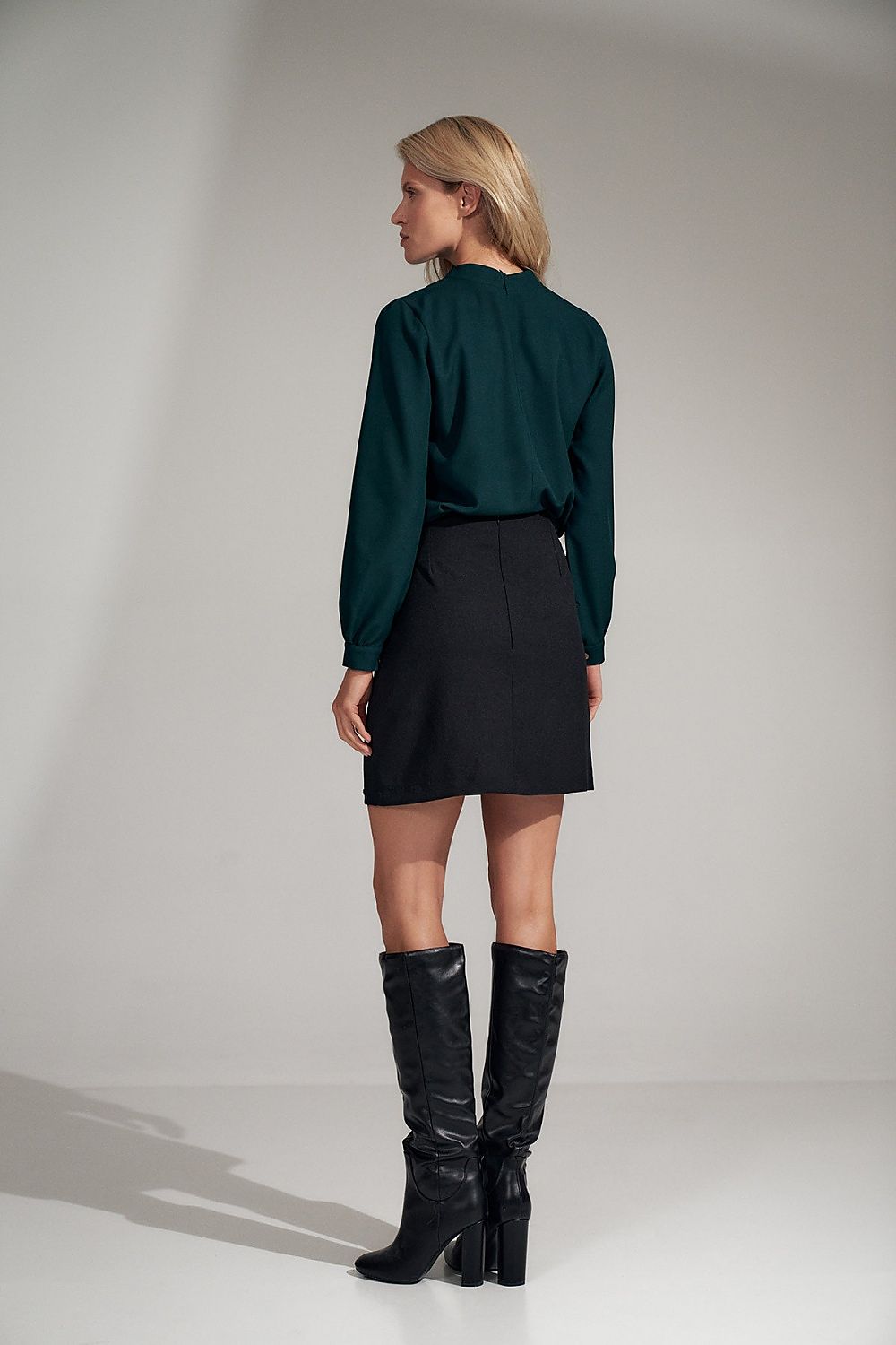 Short skirt model 150901