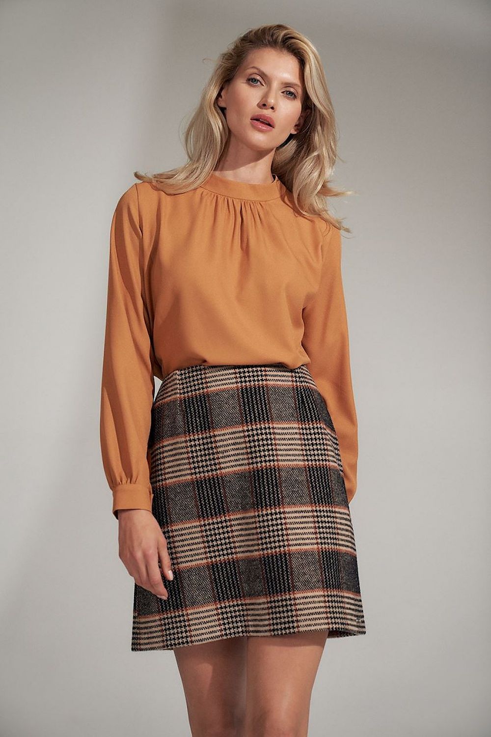 Short skirt model 150904