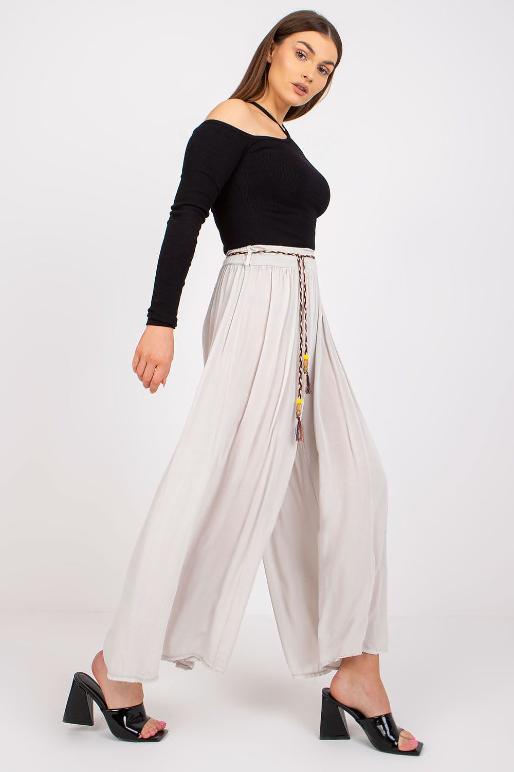Women trousers model 166881