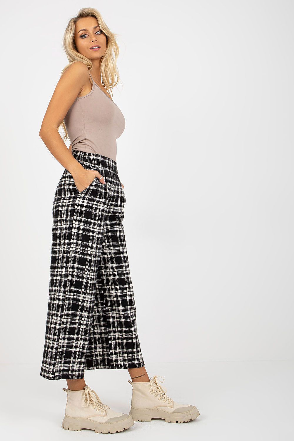Women trousers model 174997