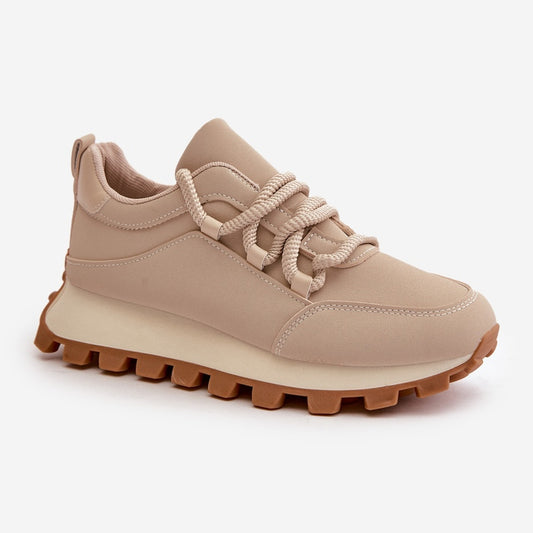 Tênis feminino bege com solado tratorado marrom destacando como os sapatos femininos mudaram ao longo do tempo