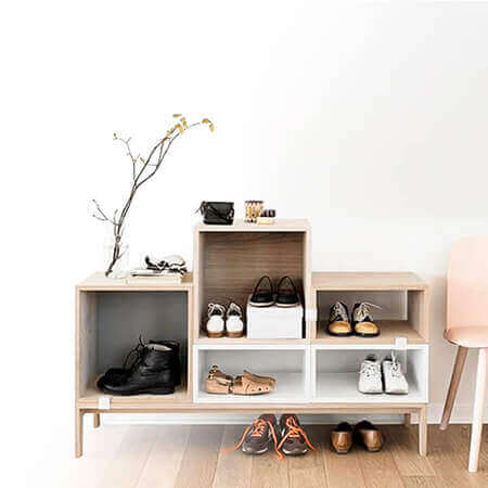 Móvel organizador com sapatos e decoração minimalista destacando soluções de iluminação e decoração para ambientes modernos