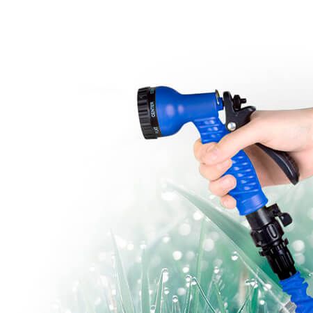Pessoa segurando mangueira azul com bico de spray para irrigação, produtos para terraço residência
