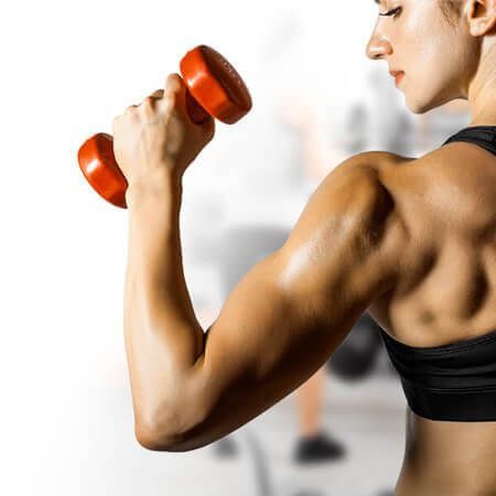 Mulher a levantar haltere laranja exercitando braços com material desportivo com entrega rápida