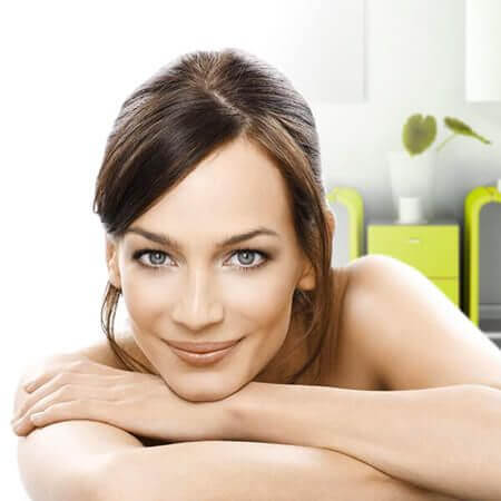 Mulher com pele linda e saudável representando produtos de beleza em loja de cosméticos Portugal