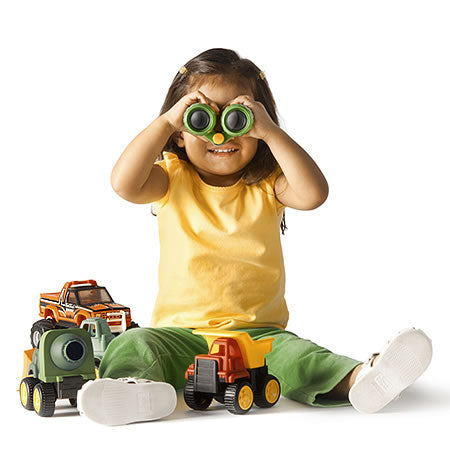 Criança brincando com brinquedos de carrinhos e binóculos jogos e brinquedos entrega rápida Portugal