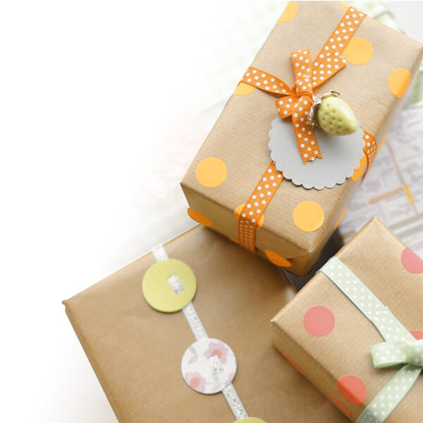 Caixas de presentes criativamente embaladas com papel kraft e fitas coloridas para presentes criativos online