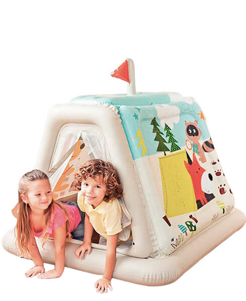 Crianças brincando em tenda inflável colorida com desenhos de animais perfeitos para presentes infantis originais