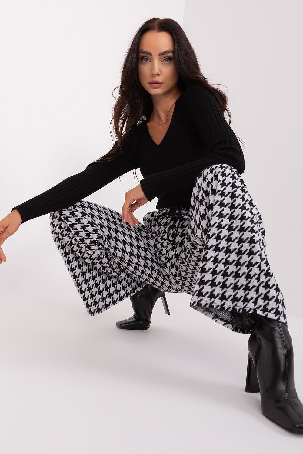Women trousers model 193133