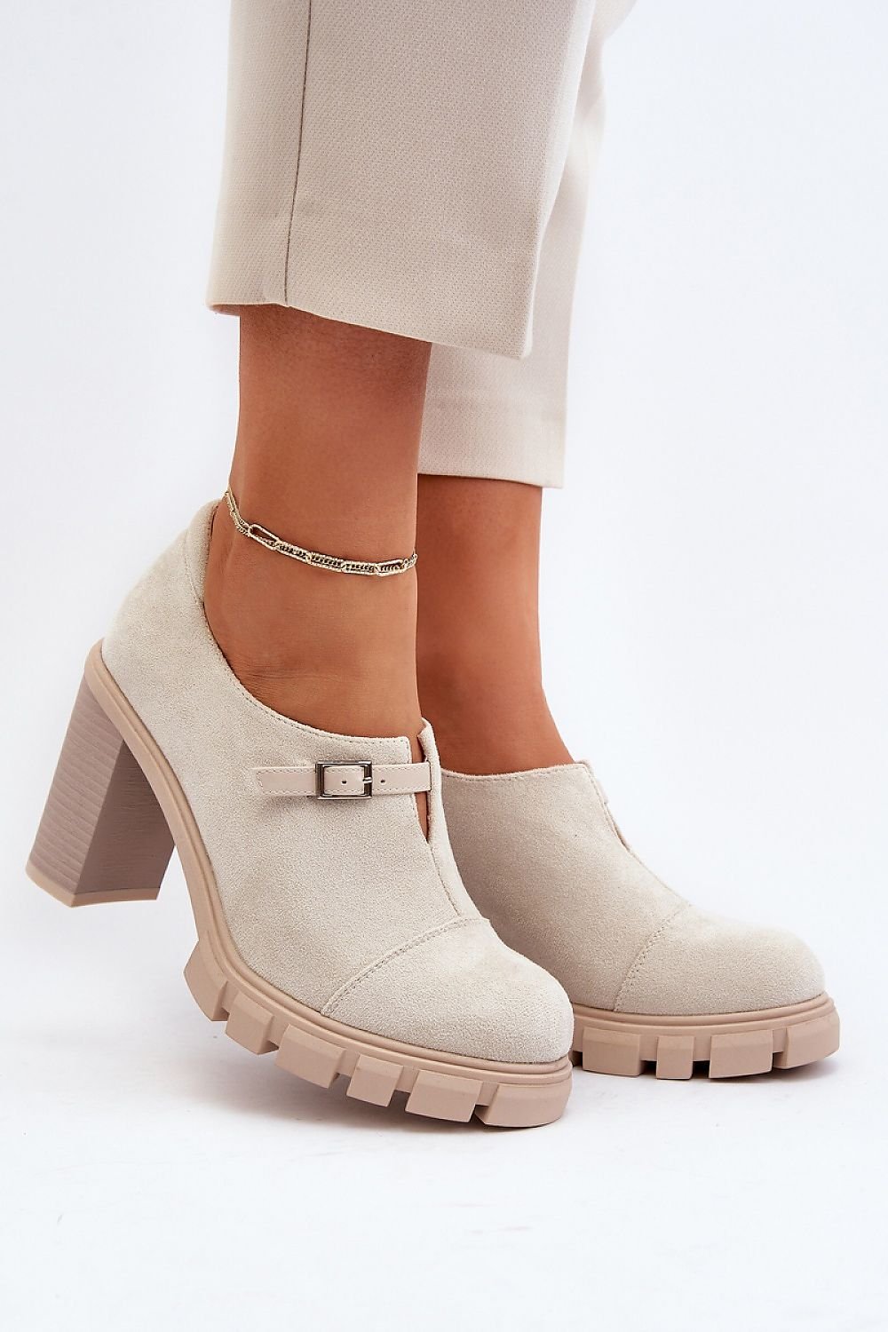 Heeled low shoes model 194702