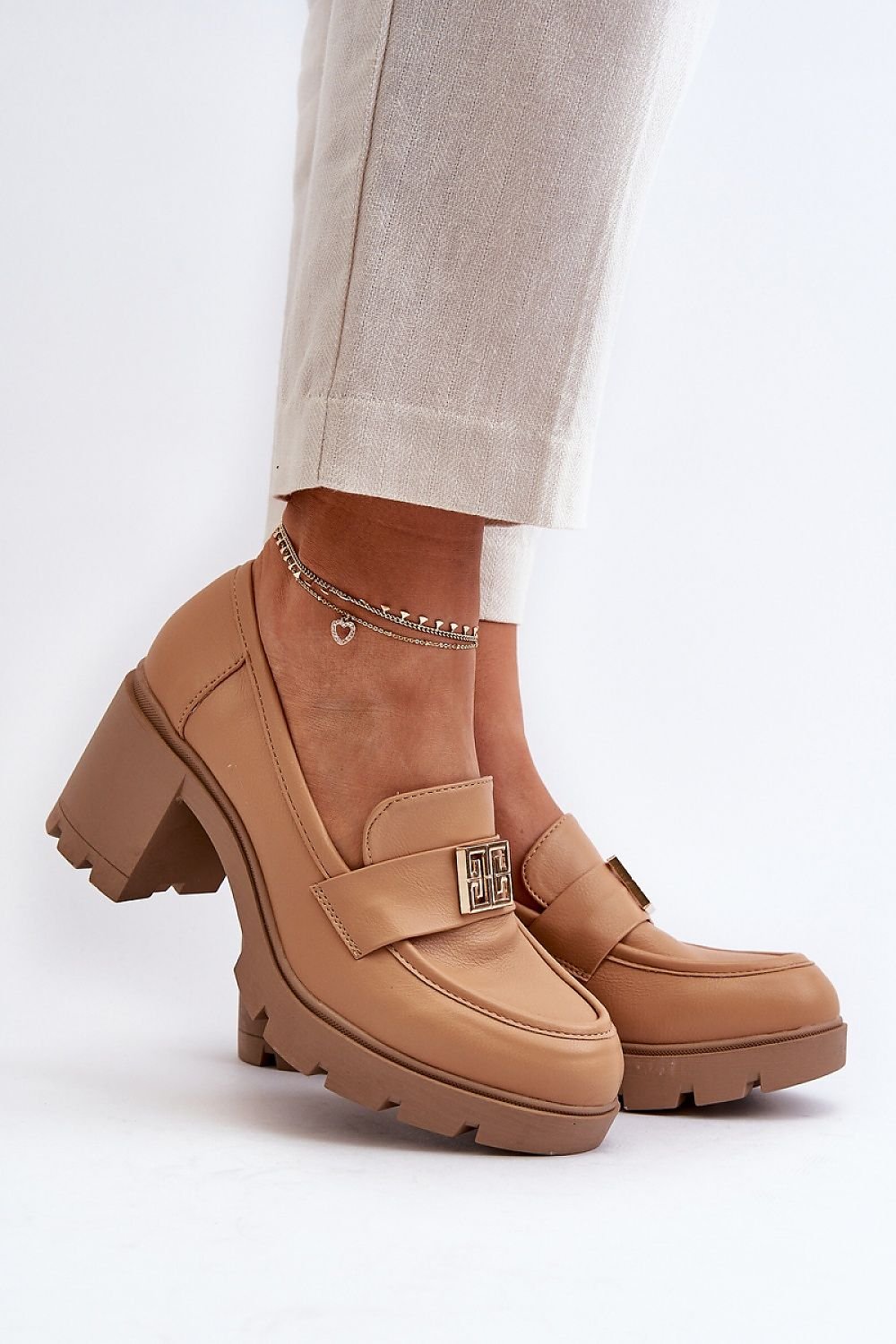 Heeled low shoes model 195404