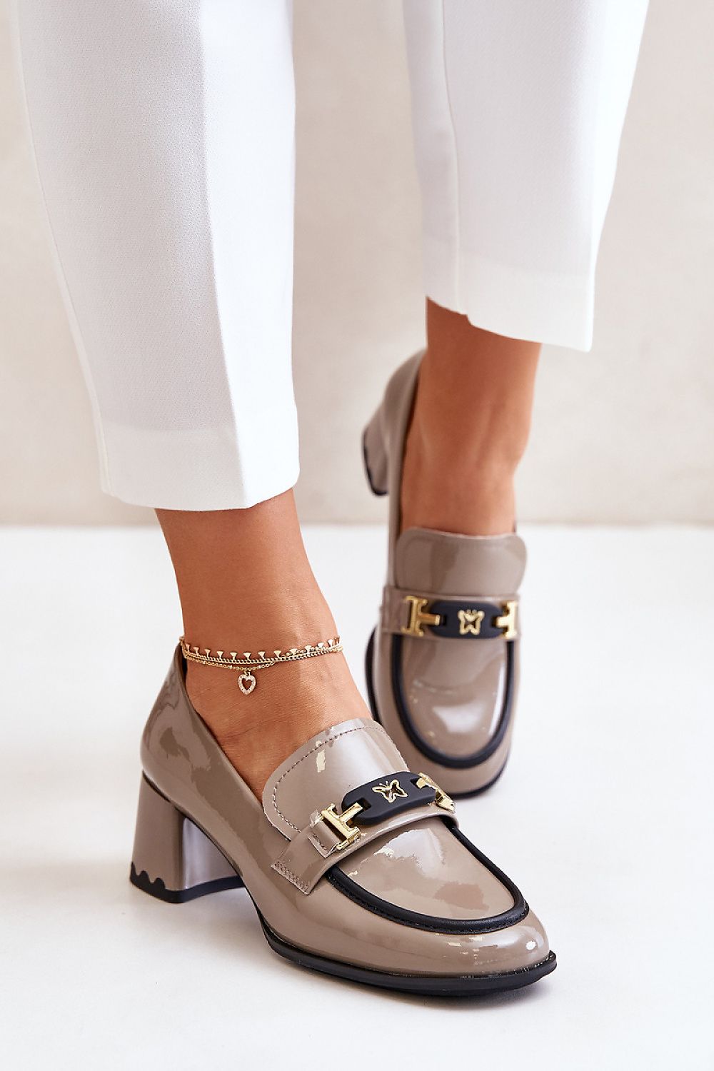 Heeled low shoes model 201137