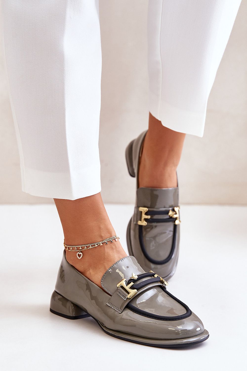 Heeled low shoes model 201138