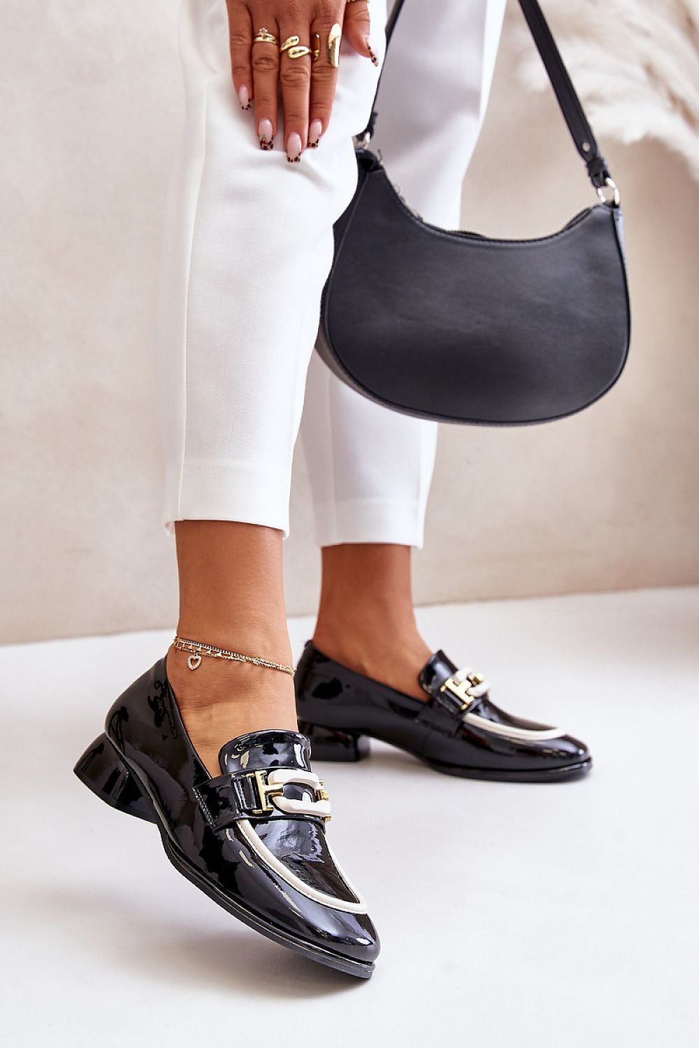 Heeled low shoes model 201142