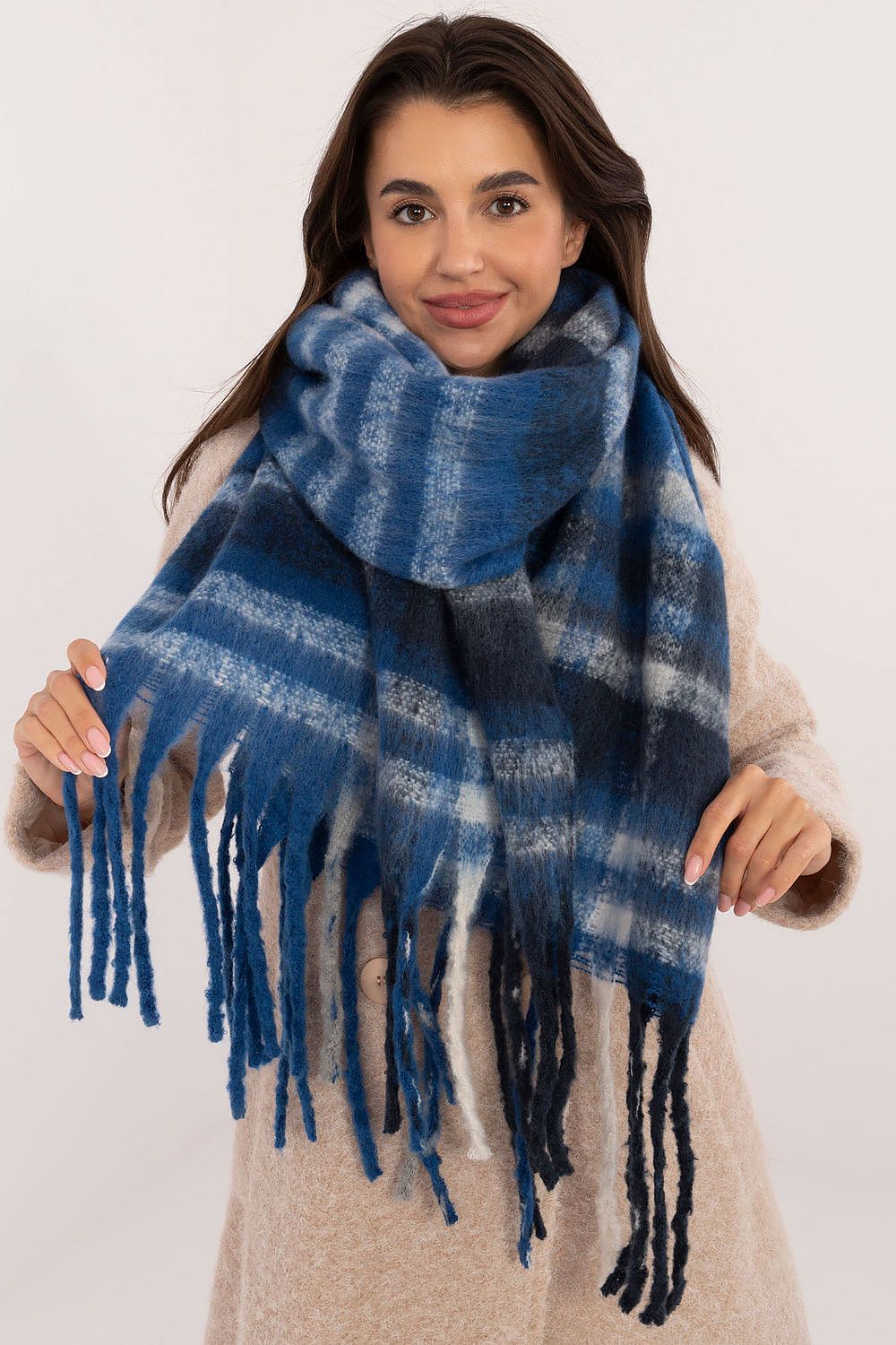 Shawl model 203172