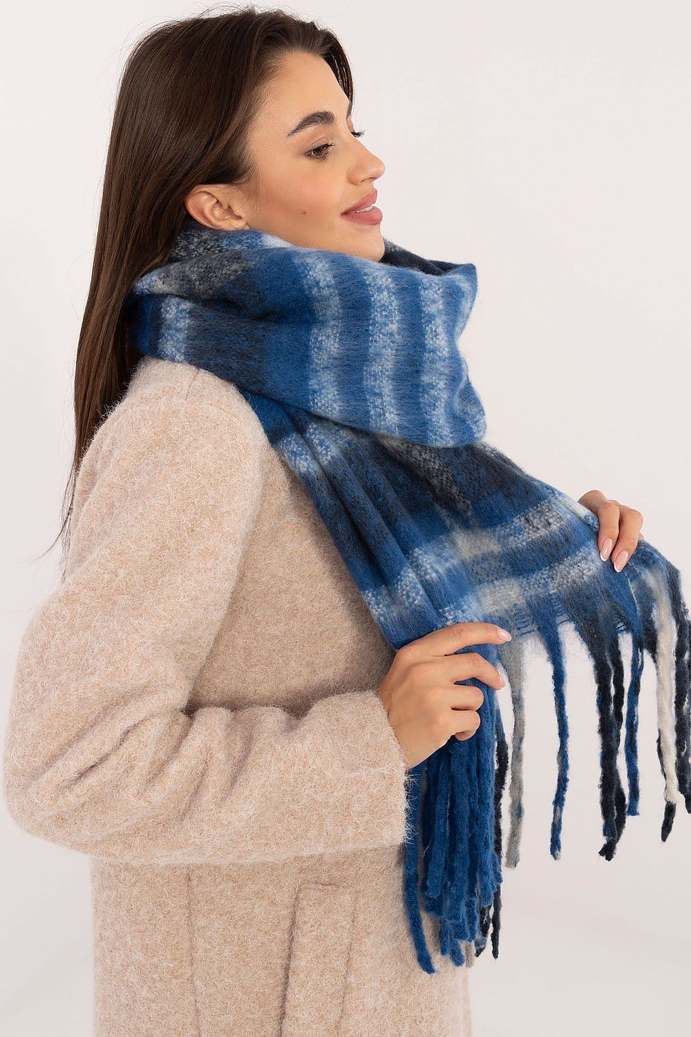 Shawl model 203172
