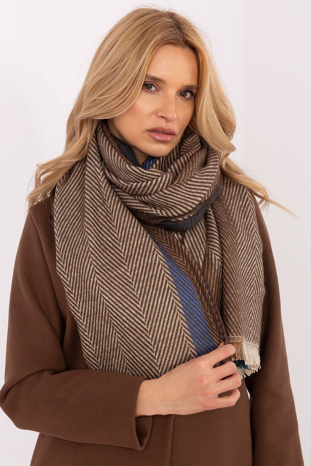 Shawl model 206038