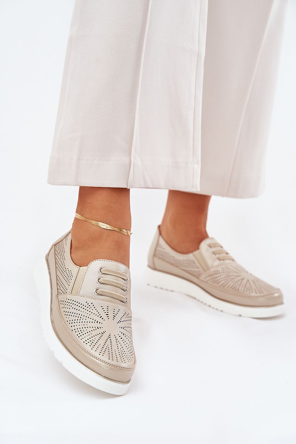  Low Shoes model 209820 Step in style 