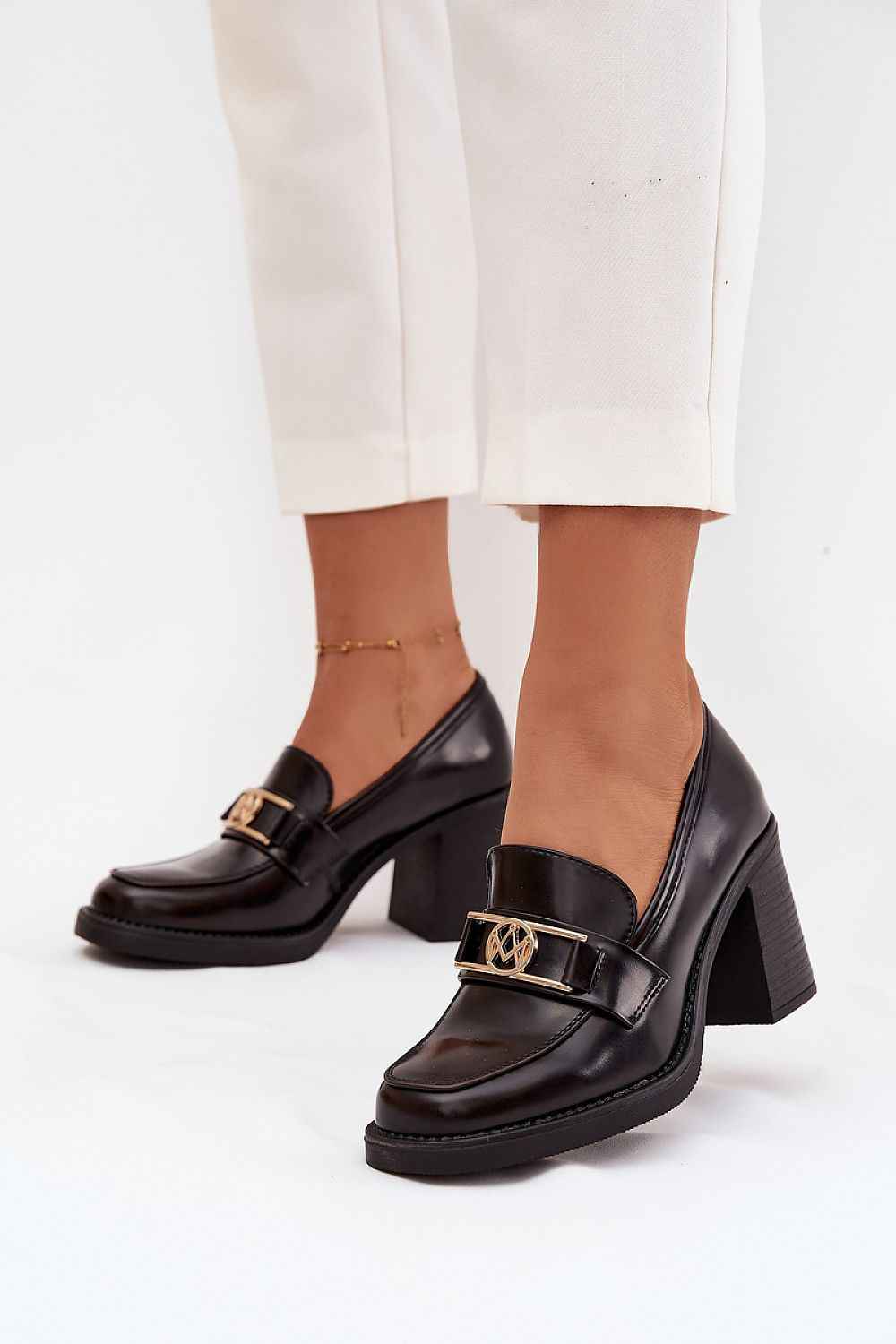 Heeled low shoes model 217841