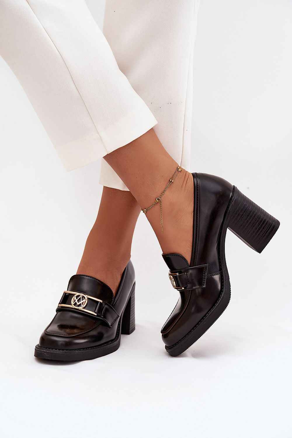 Heeled low shoes model 217841
