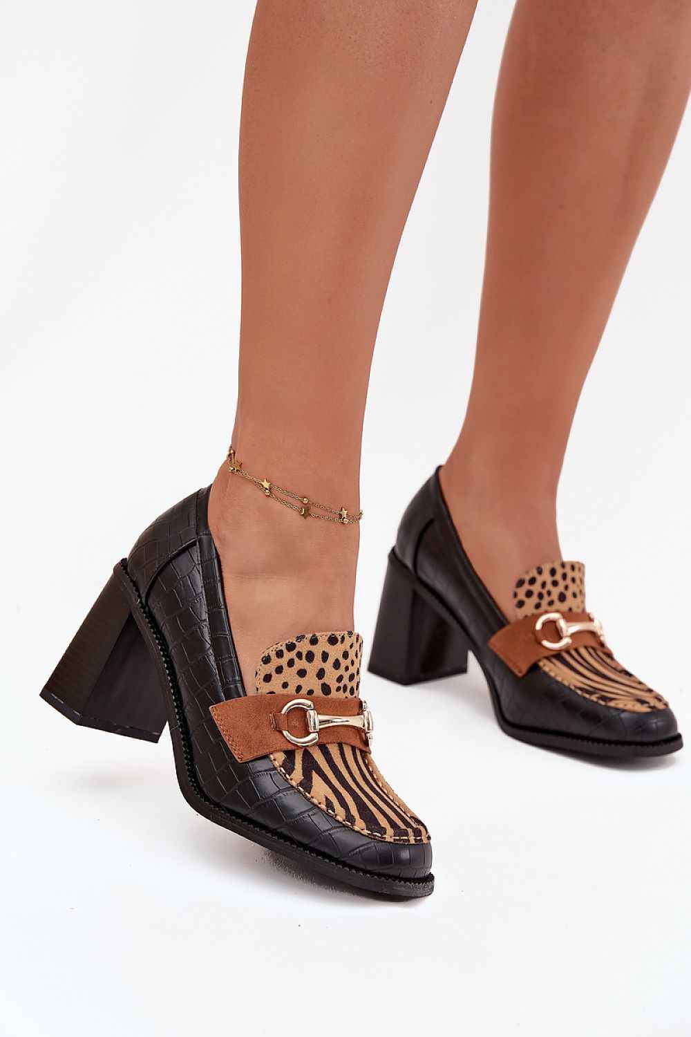 Heeled low shoes model 217843