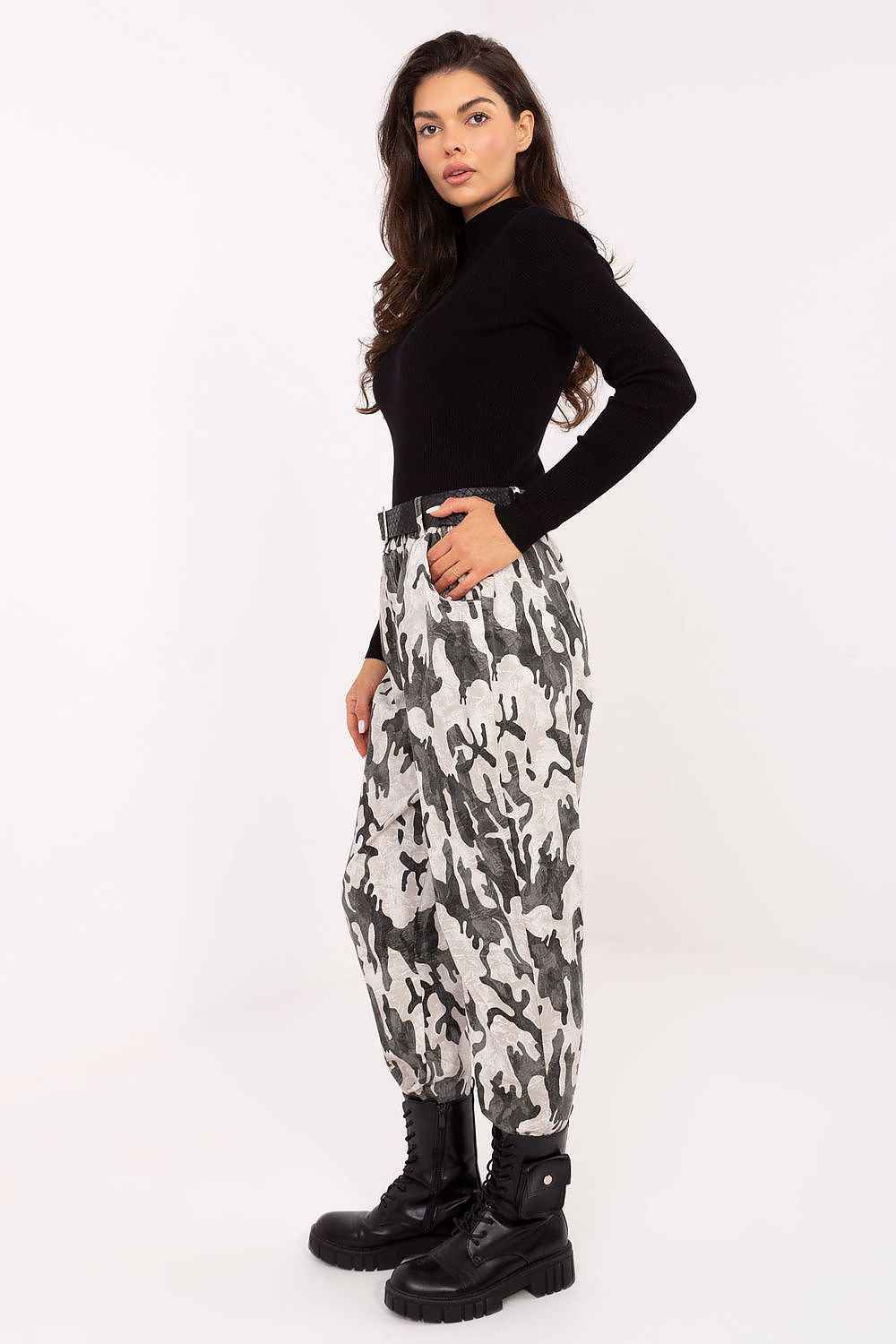 Women trousers model 218437