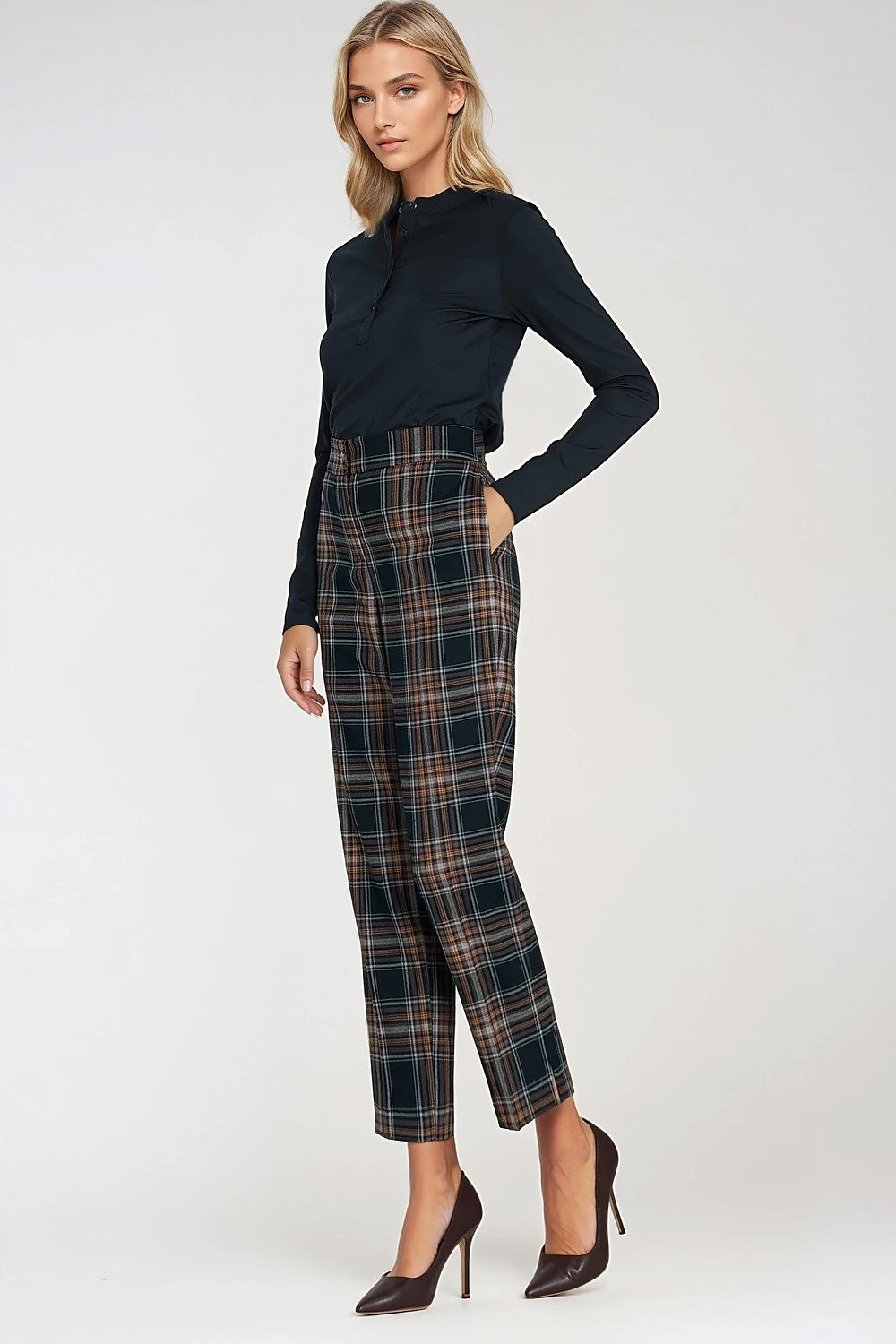  Women trousers model 218895 Nife 