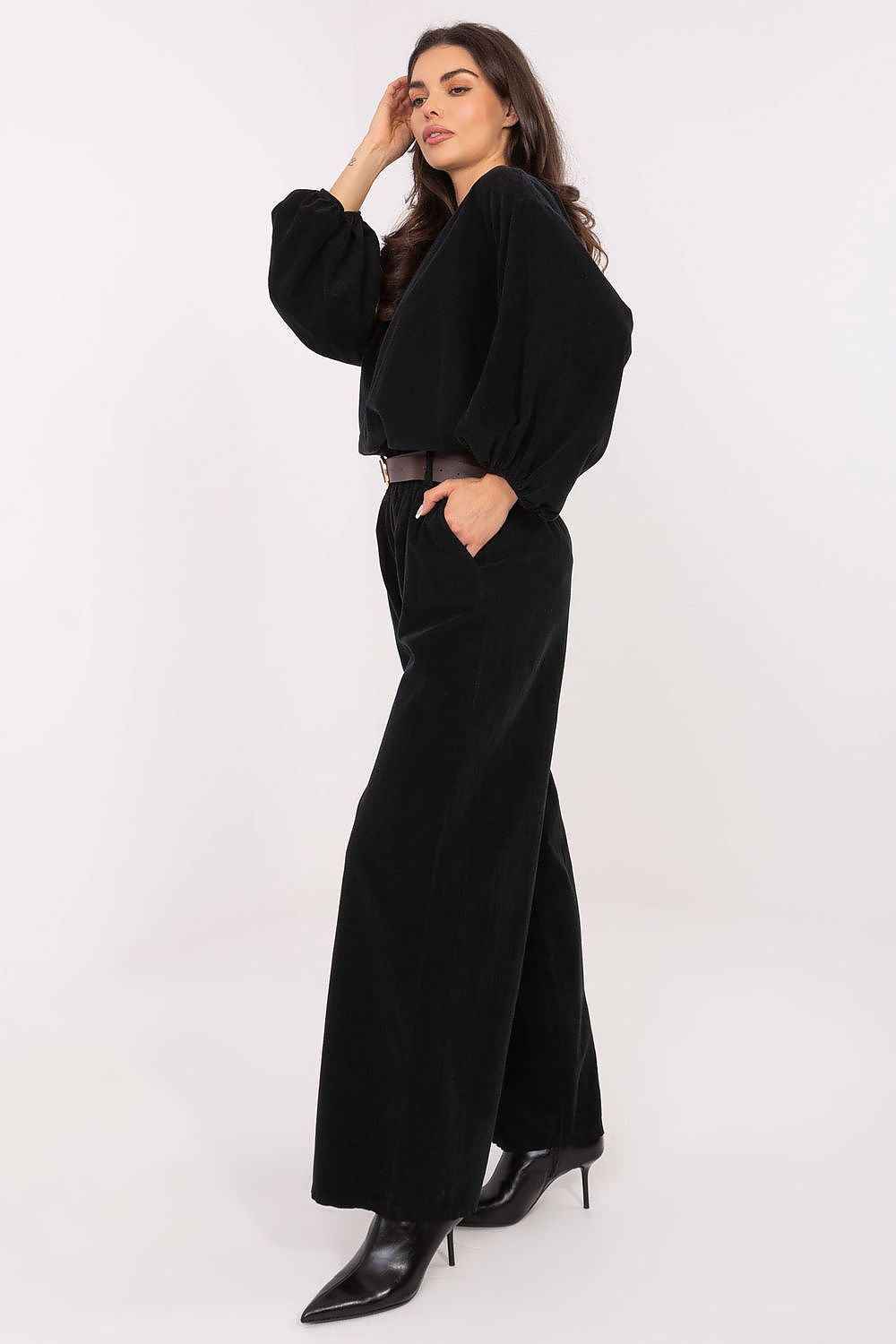 Women trousers model 220280