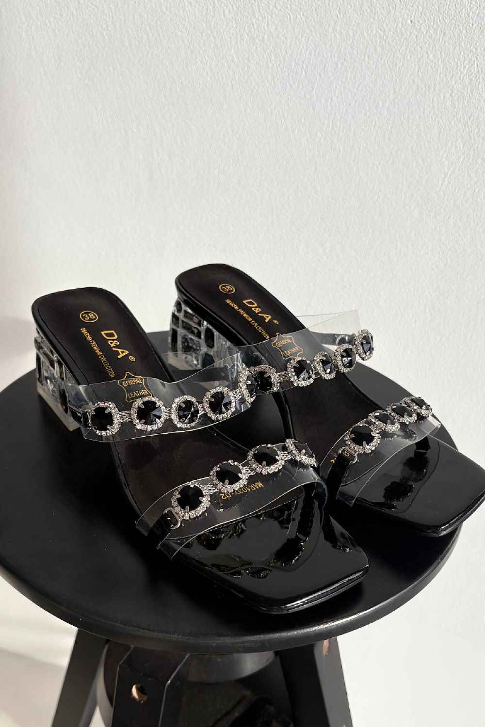 Heeled sandals model 225138