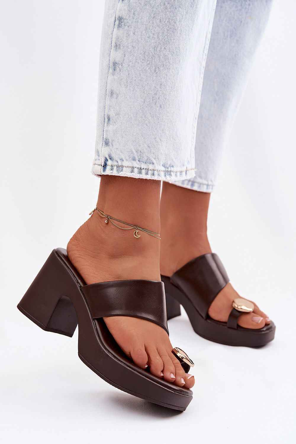 Heeled sandals model 225376