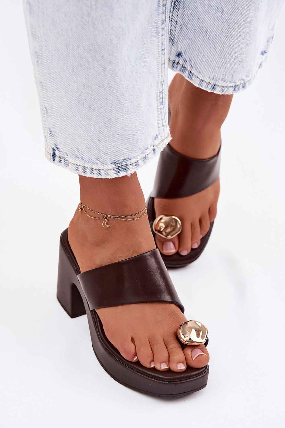 Heeled sandals model 225376