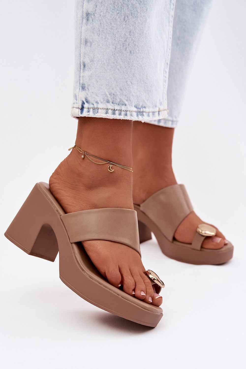 Heeled sandals model 225377