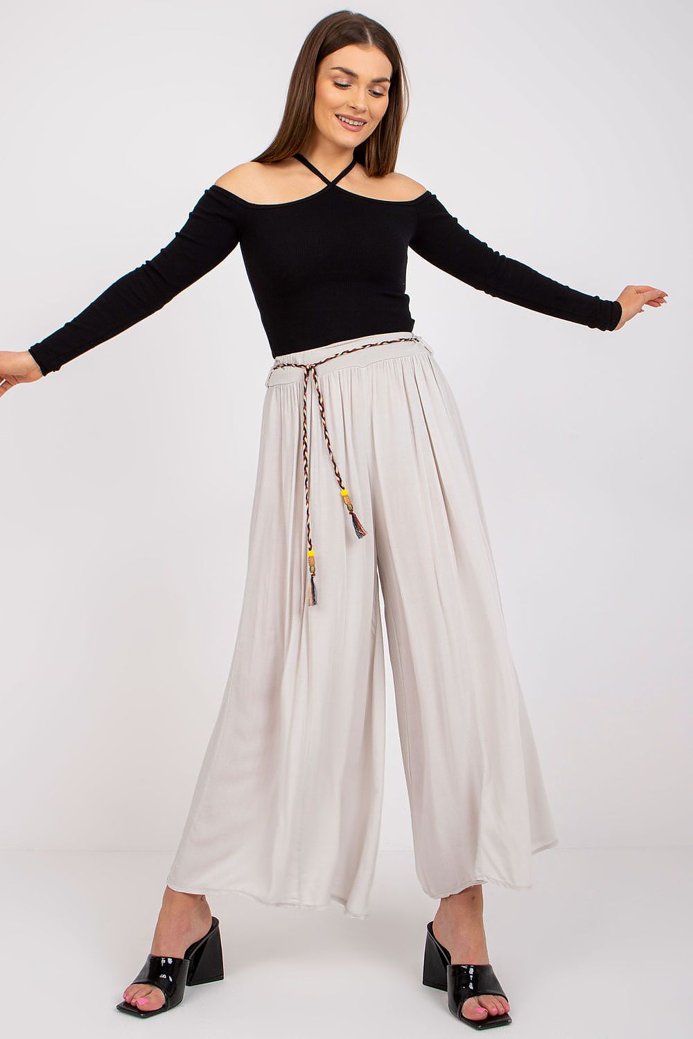 Women trousers model 166881