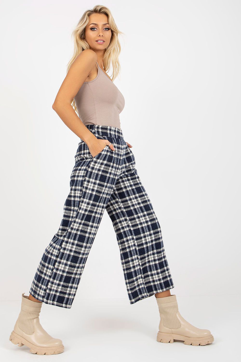 Women trousers model 175003
