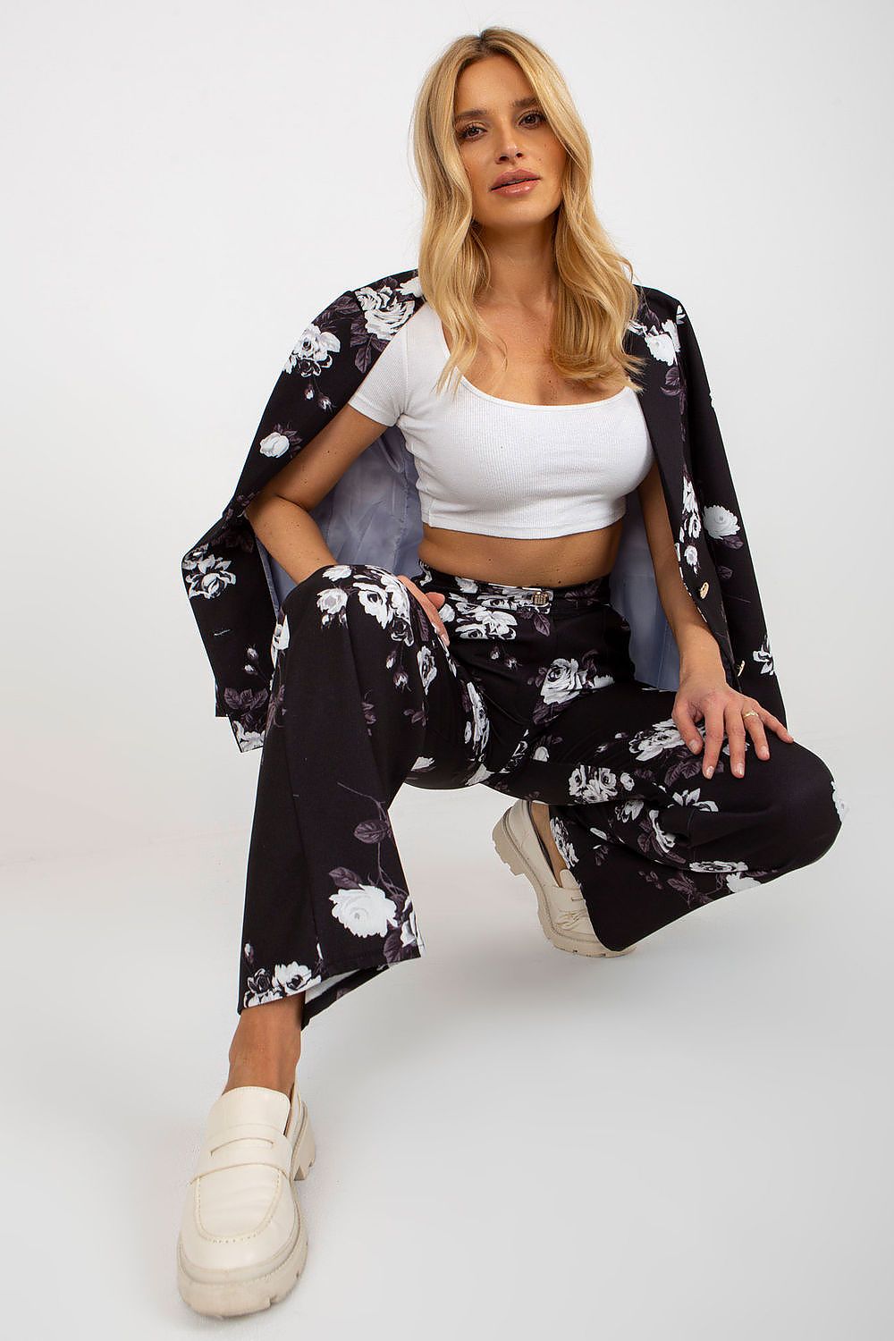 Women trousers model 175770