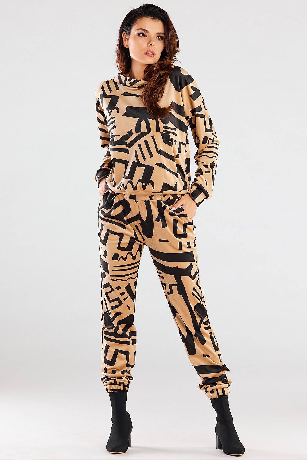  Women trousers model 176863 awama 