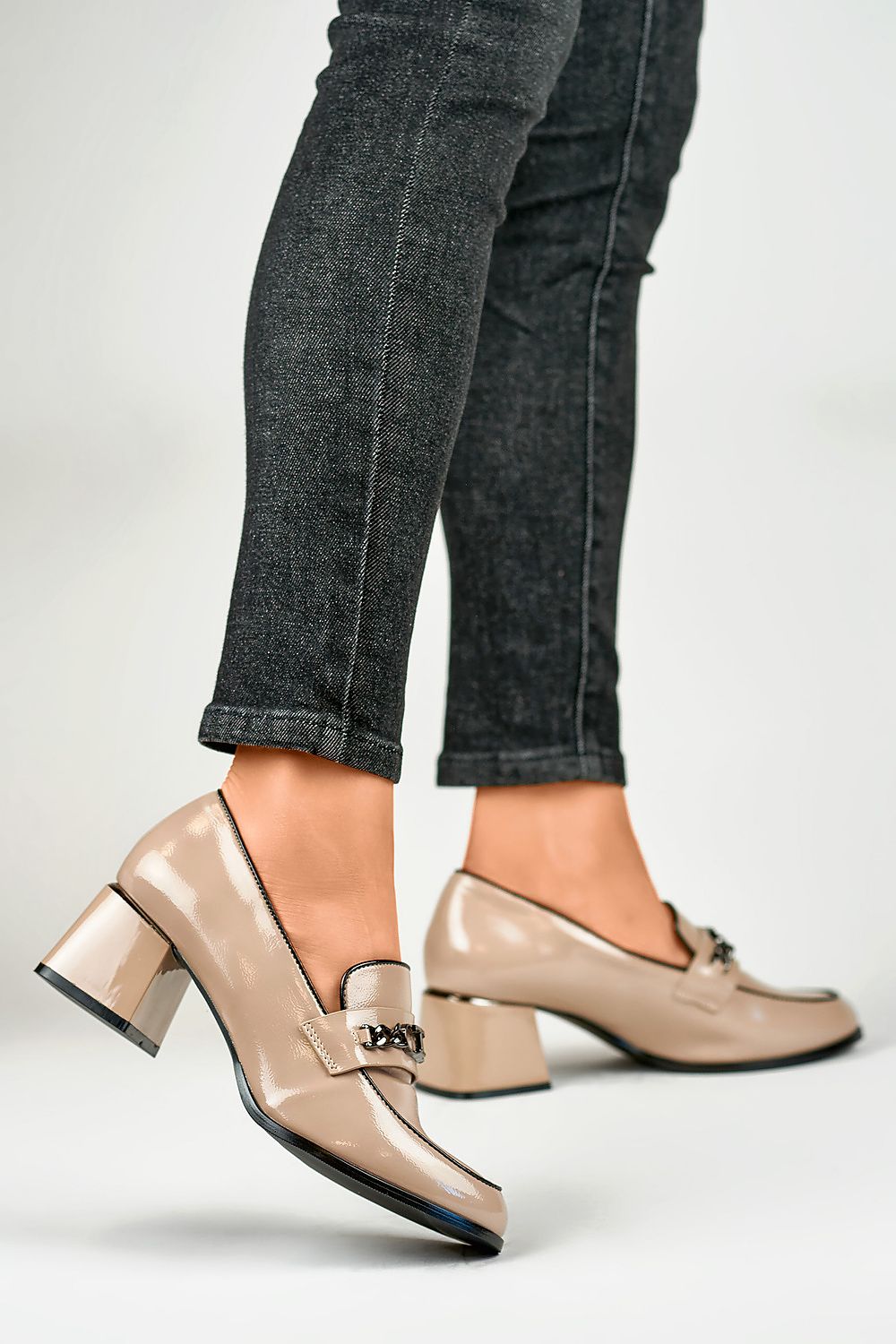 Heeled low shoes model 186506
