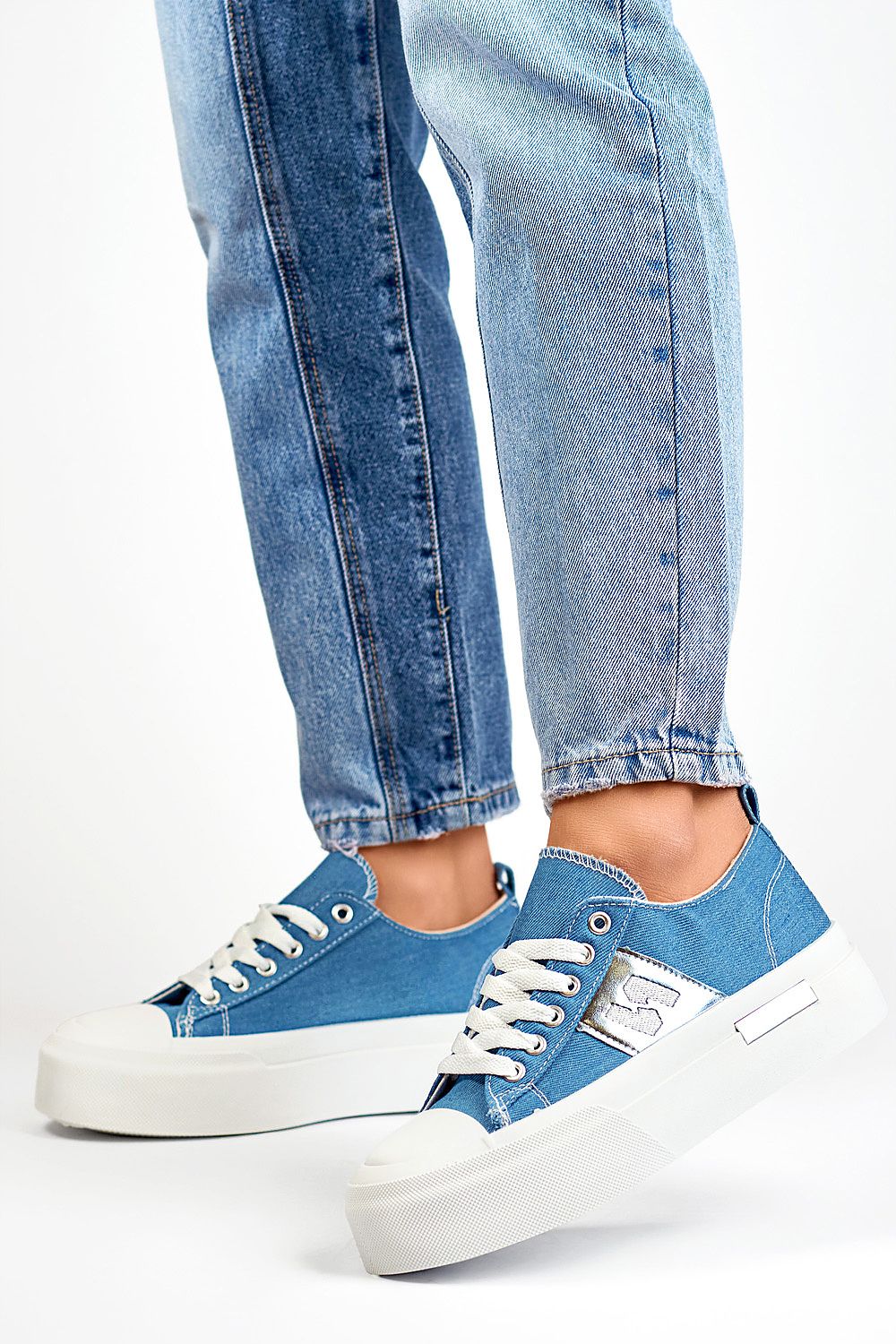 Tênis casual feminino PRIMO azul com solado branco usado com calça jeans clara