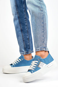 Tênis casual feminino PRIMO azul com solado branco usado com calça jeans clara